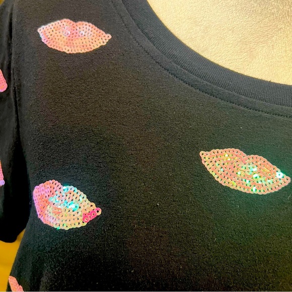 F21 Black Short Sleeve Tee with Pink Sequin Lip Applique (XL) - Picture 2 of 2